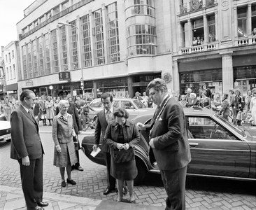 858228 Afbeelding van de aankomst van Jorge Guillermo bij het Stadhuis (Stadhuisbrug) te Utrecht, in verband met de ...